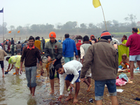 Volunteers Ganga Pradarshani clean Ghat along the Sangam