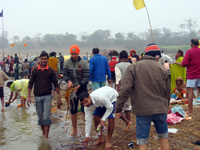 Volunteers of Ganga Pradarshani clean Ghat along the Sangam